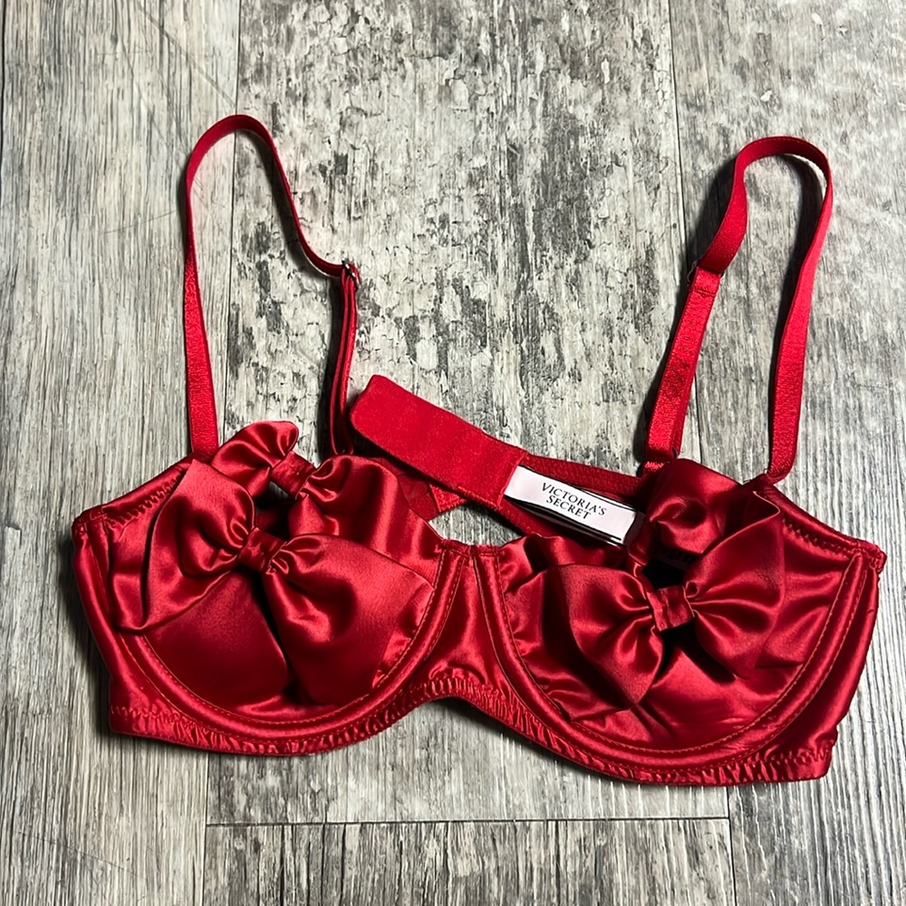 Victorias Secret peek a boo bra with ribbons size 32C
